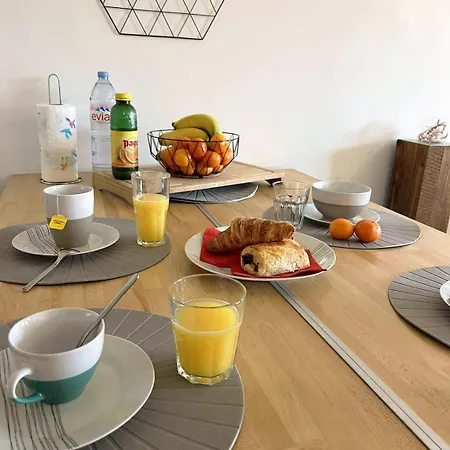 2 Bedroom In Suquet - Private Parking, Walk To Palais & Beaches Appartement Cannes