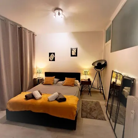 2 Bedroom In Suquet - Private Parking, Walk To Palais & Beaches Appartement *