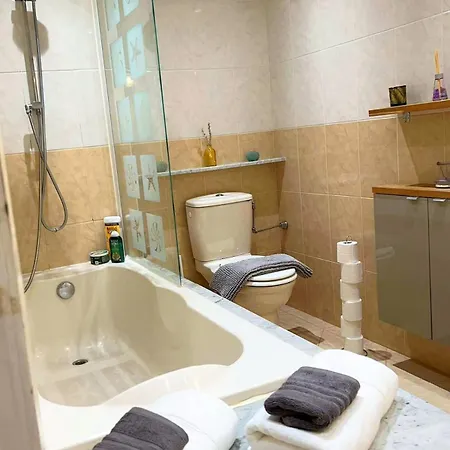 2 Bedroom In Suquet - Private Parking, Walk To Palais & Beaches Appartement