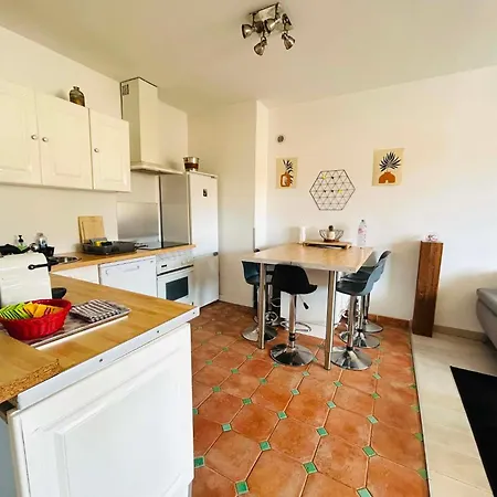 2 Bedroom In Suquet - Private Parking, Walk To Palais & Beaches Appartement Cannes